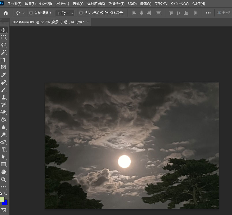 Photoshopのゆがみフィルターで加工した月の画像